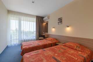 Отель Hotel Gradina Золотые Пески Двухместный номер с 1 кроватью или 2 отдельными кроватями и балконом-1